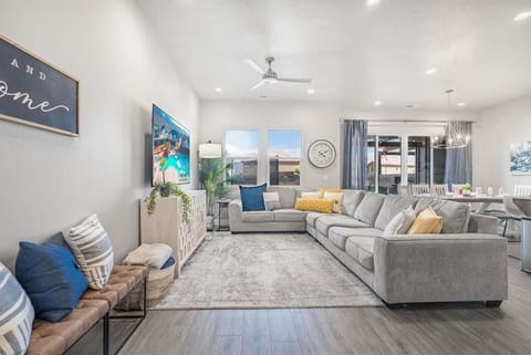 66 | Desert Sands at Ocotillo Springs with Private Hot Tub House in Santa Clara