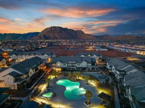 51| Palms Getaway at Ocotillo Springs with Private Hot Tub House in Santa Clara