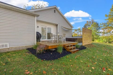 The Luxe/ Hot Tub/ On Bright Leaf Golf Course House in Kentucky