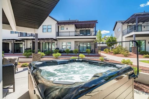 13| Red Mountain View in St. George with Private Hot Tub House in Santa Clara