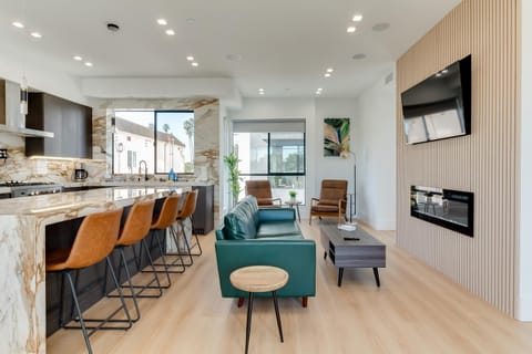 TV and multimedia, Kitchen or kitchenette, Living room, Seating area