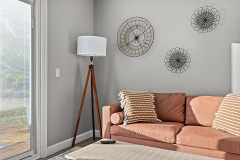 The Luxe/Hot Tub/Putt Putt/10 Miles Shaker Village House in Kentucky