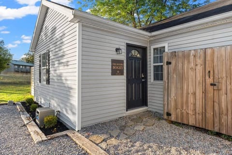The Luxe/Hot Tub/Putt Putt/10 Miles Shaker Village House in Kentucky
