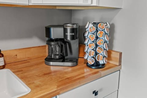 The Luxe/Hot Tub/Putt Putt/10 Miles Shaker Village House in Kentucky