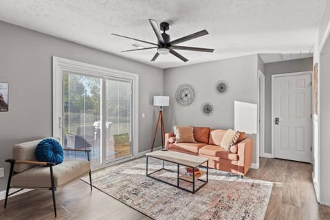 The Luxe/Hot Tub/Putt Putt/10 Miles Shaker Village House in Kentucky