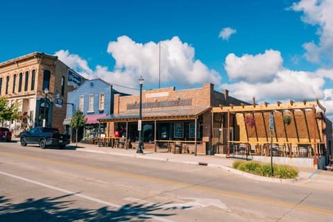 Restaurant/places to eat, Day, Neighbourhood, City view, Street view, Location