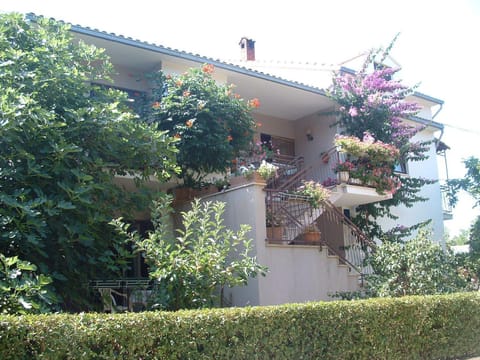 Shower, Toilet, Property building, Facade/entrance, Spring, Food close-up, People, Neighbourhood, Activities, Winter, Summer, BBQ facilities, BBQ facilities, Garden, Garden, Bathroom, TV and multimedia, Balcony/Terrace, Balcony/Terrace, Kitchen or kitchenette, Living room, Food and drinks, Seating area, Dining area, Bedroom, Autumn, On site, Food, Area and facilities, Area and facilities, Drinks, Alcoholic drinks, Non alcoholic drinks, Seasons, Family, Family