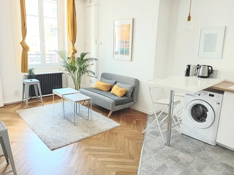 Coffee/tea facilities, Living room, Seating area, toaster, washing machine