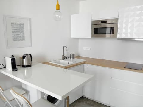 Coffee/tea facilities, Kitchen or kitchenette, Dining area, stove