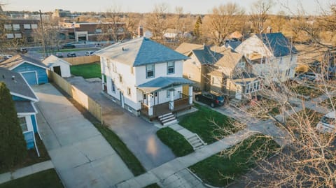 Property building, Day, Neighbourhood, Bird's eye view, Garden, Street view, Location, Parking