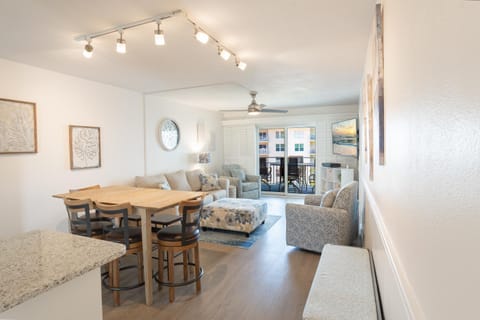 Amazing views of the ocean and pool located along the no-drive beach! House in Edgewater