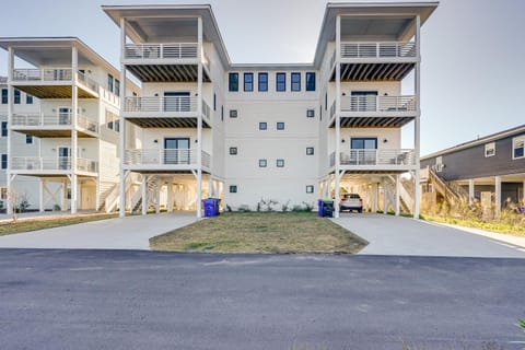 Lakefront Carolina Beach Townhome with 3 Balconies! House in Carolina Beach