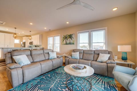 Lakefront Carolina Beach Townhome with 3 Balconies! House in Carolina Beach