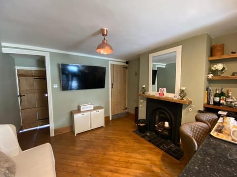 Outskirts of Ulverston, entire Cottage - sleeps 4 House in England