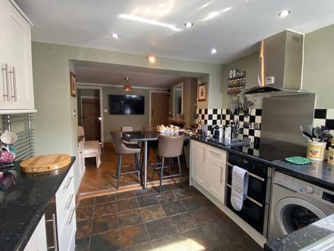 Outskirts of Ulverston, entire Cottage - sleeps 4 House in England