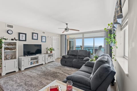 Communal lounge/ TV room, TV and multimedia, Living room, Seating area, fireplace