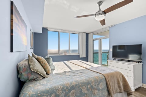 Bed, TV and multimedia, Photo of the whole room, Bedroom, fireplace