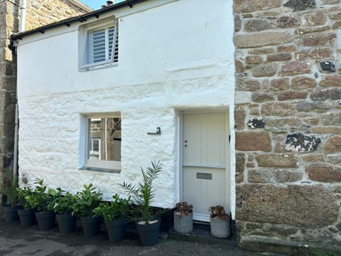 The Old Gallery - Charming Coastal Escape For Two House in Mousehole