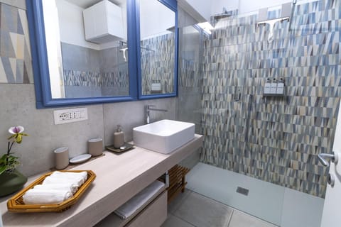 Shower, Toilet, Day, Bathroom, Floor plan, hair dryier, heating, towels, towels, air conditioner