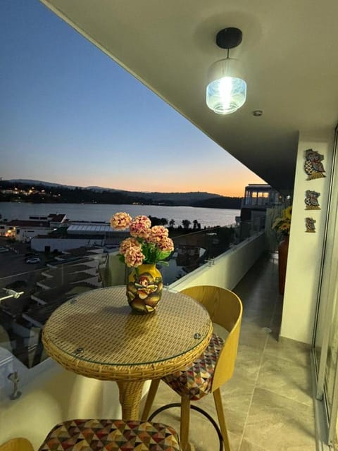 Natural landscape, View (from property/room), Balcony/Terrace, Dining area, Lake view