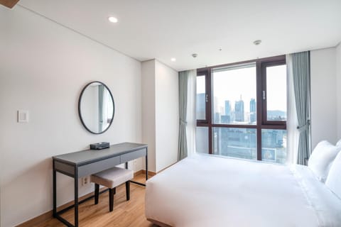 Bed, View (from property/room), City view, Quiet street view