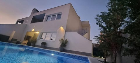 Property building, Hot Tub, Pool view, Swimming pool