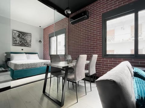 Bed, Photo of the whole room, Seating area, Dining area, Bedroom