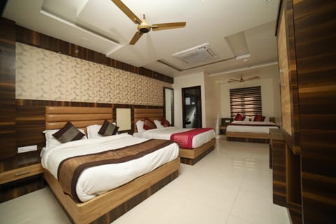 Bed, Photo of the whole room, Bedroom, fireplace, wardrobe, air conditioner