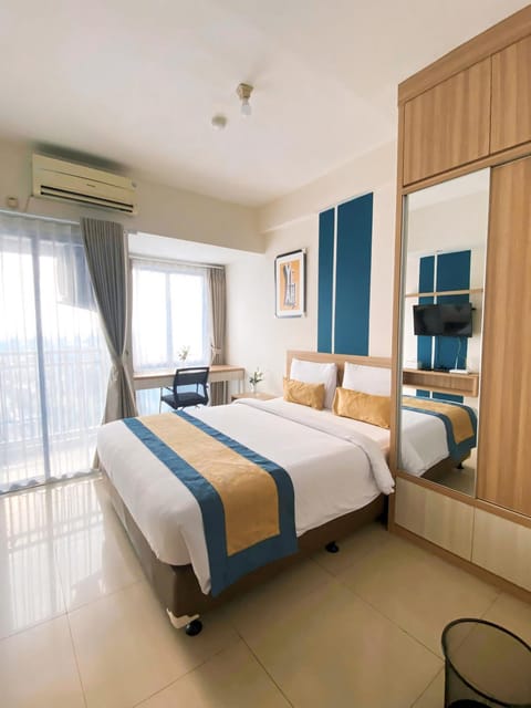 Photo of the whole room, Bedroom, air conditioner