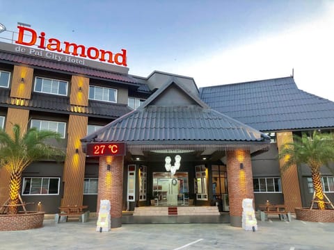 Staff, Facade/entrance, Off site, Day, Property logo or sign, Family