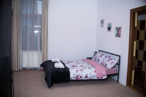 Bed, Photo of the whole room, Seating area, Bedroom