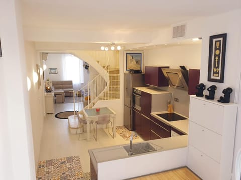 hyper centre Antibes maison de villes 100m2 ; terrasse 20 m2 Apartment in Antibes