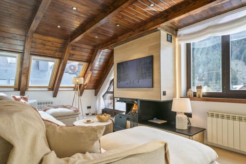 Communal lounge/ TV room, TV and multimedia, Living room, Seating area