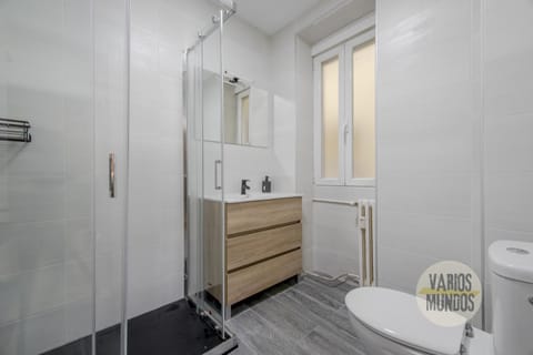 Practico Apt 7pax en Calle Santa Ana Centro de Madrid Apartment in Centro