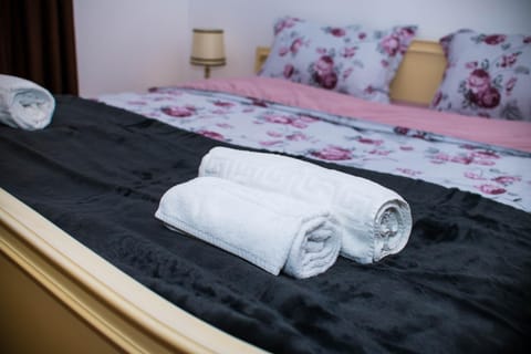 Bed, Photo of the whole room, Bedroom, towels