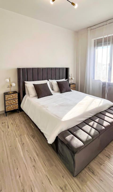 Bed, Photo of the whole room, towels