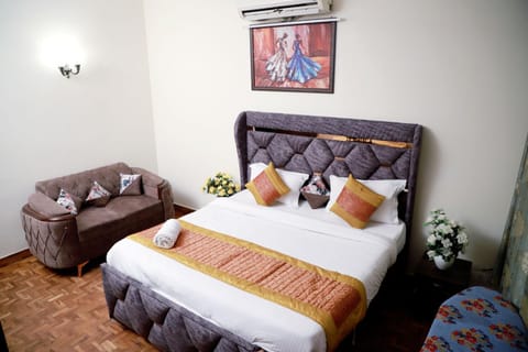 Bed, Living room, Photo of the whole room, Seating area, Bedroom
