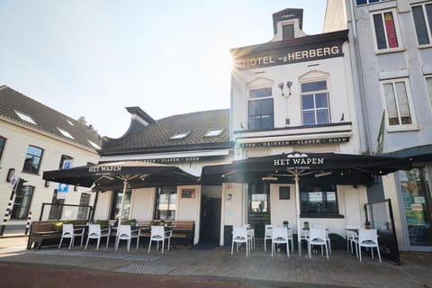 Property building, Restaurant/places to eat, Location