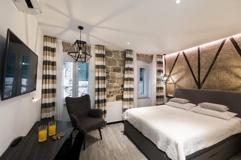 Bed, TV and multimedia, Photo of the whole room, Bedroom