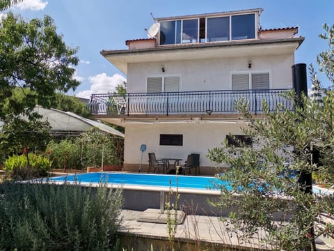 Shower, Property building, Patio, Garden, Balcony/Terrace, Garden view, Pool view, Swimming pool, sunbed