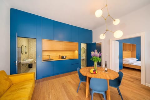 Kitchen or kitchenette, Living room, Seating area, Dining area