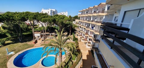 Property building, Balcony/Terrace, Pool view