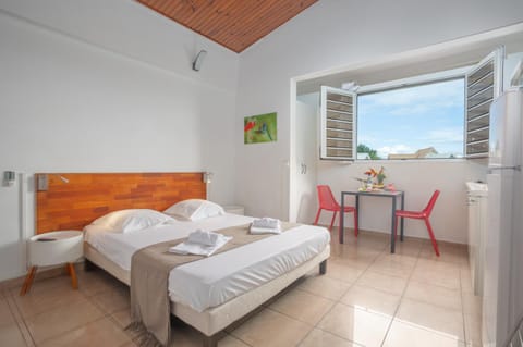Bed, Seating area