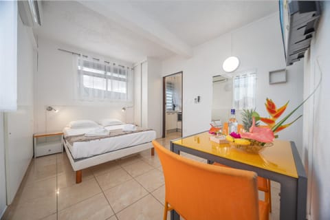 Bed, Dining area