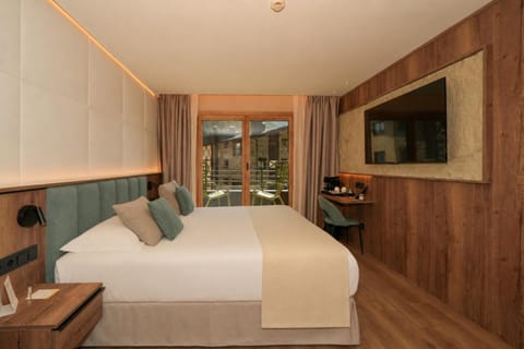 Bed, TV and multimedia, Photo of the whole room, Bedroom