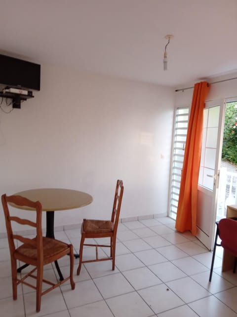 TV and multimedia, Seating area, Dining area