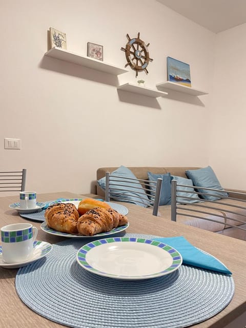 Food and drinks, Seating area, Food