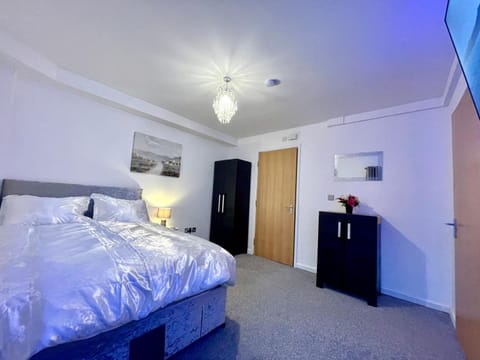 Bed, TV and multimedia, Photo of the whole room, Bedroom, wardrobe