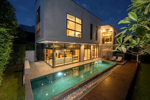 Property building, Night, Garden, Garden view, Pool view, Swimming pool, sunbed