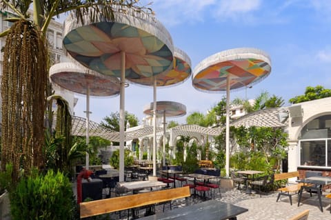 Patio, Restaurant/places to eat, Day, Garden, Garden view, group of guests